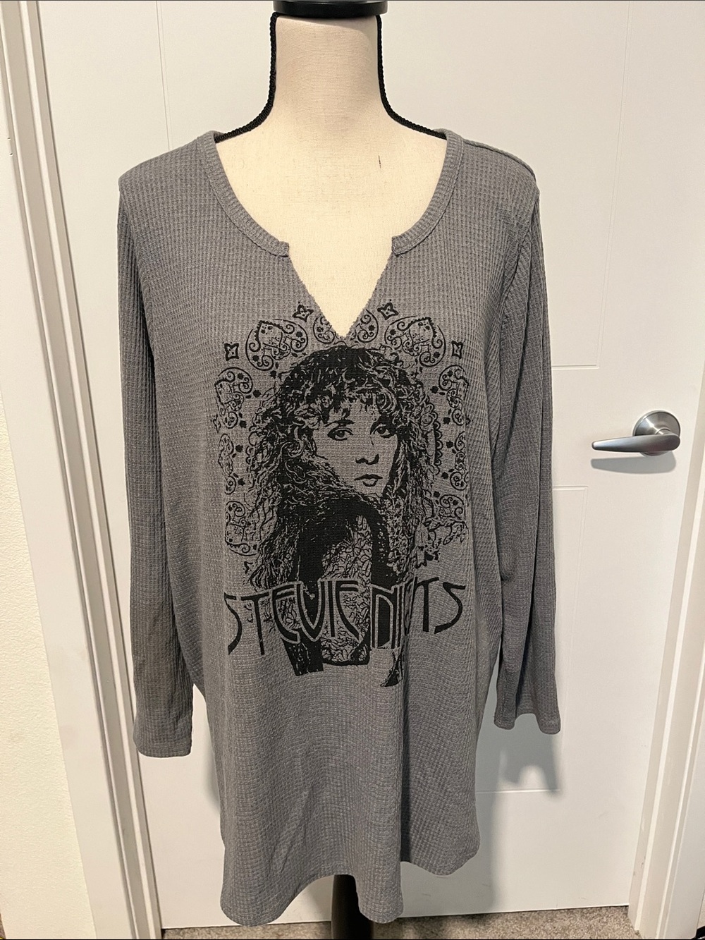 Torrid Stevie Nicks Music Graphic Design Waffle Knit V-Neck Thermal Top - Picture 4 of 12
